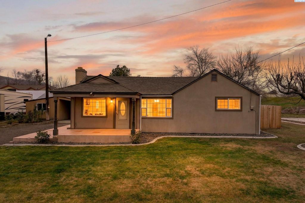 901 13th Street, Benton City, WA 99320