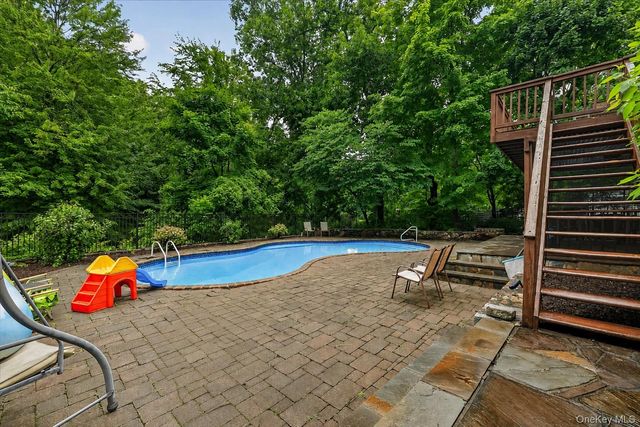 1 Stonefield Court, Cortlandt Manor, NY 10567