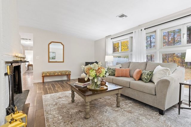 10 Parlee Road, Chelmsford, MA 01824