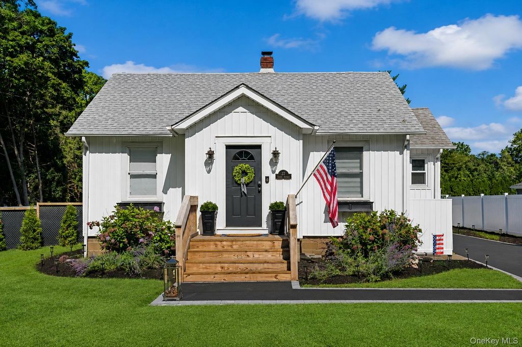 22 South Avenue, Smithtown, NY 11787