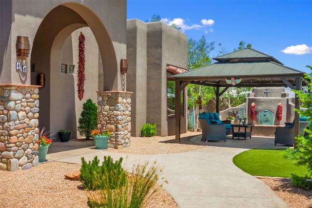 11 Vista Lagunitas, Santa Fe, NM 87507