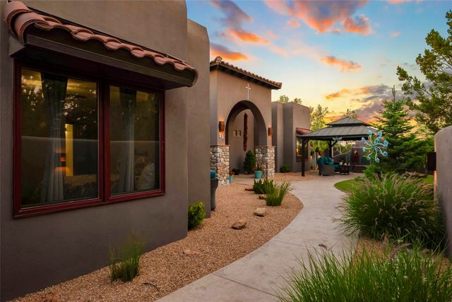 11 Vista Lagunitas, Santa Fe, NM 87507