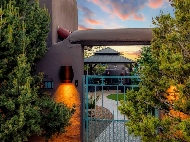 11 Vista Lagunitas, Santa Fe, NM 87507