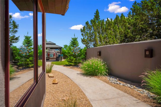 11 Vista Lagunitas, Santa Fe, NM 87507