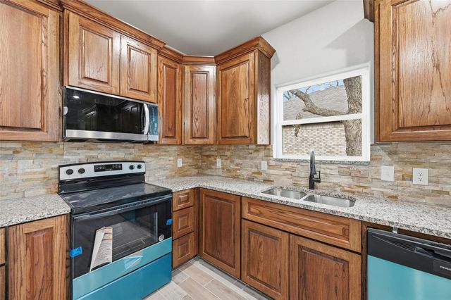 308 Lewis Street, Cleburne, TX 76031