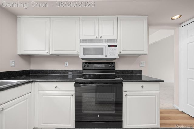 47258 Scarlet Drive N, Novi, MI 48374