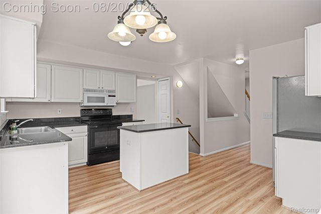 47258 Scarlet Drive N, Novi, MI 48374