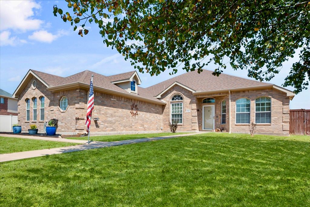8821 Mallory Court, Waxahachie, TX 76065 — exterior