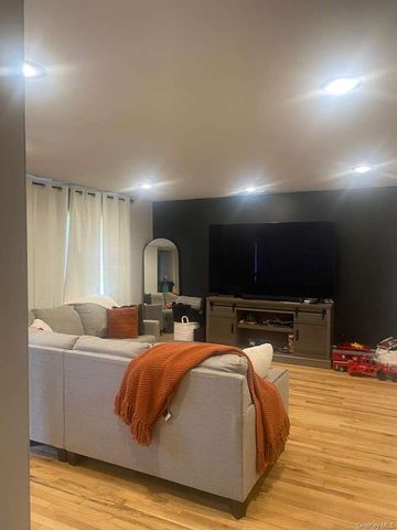 15 Wenmore Lane, Port Jefferson Station, NY 11776