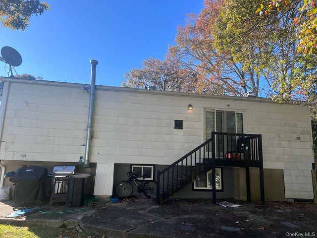 15 Wenmore Lane, Port Jefferson Station, NY 11776