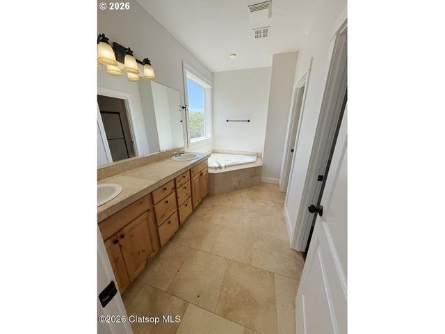 2133 MIDDLE FORK Cir, Seaside, OR 97138