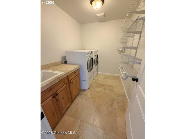 2133 MIDDLE FORK Cir, Seaside, OR 97138