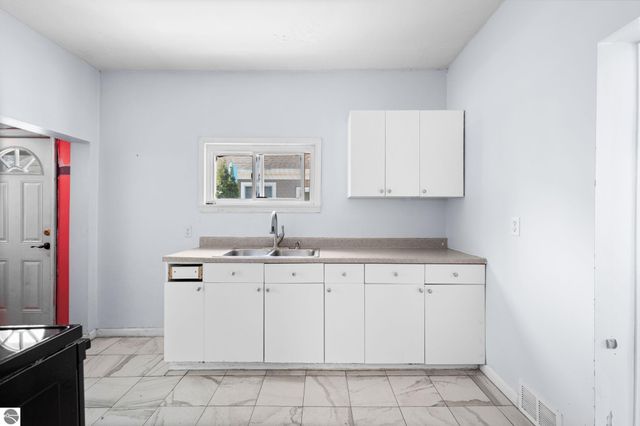 848 E State Street, Traverse City, MI 49686