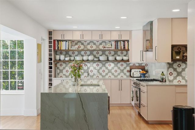 1239 43RD AVENUE N, St Petersburg, FL 33703