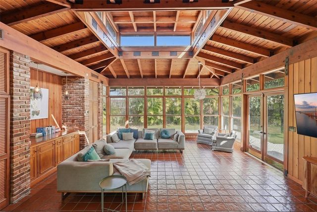 1239 43RD AVENUE N, St Petersburg, FL 33703