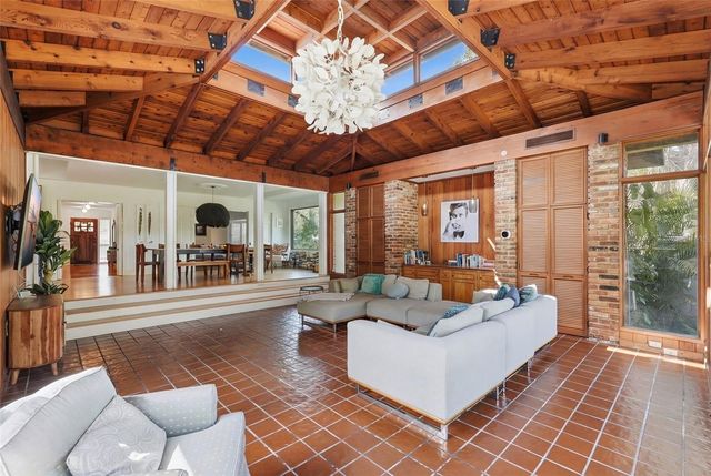 1239 43RD AVENUE N, St Petersburg, FL 33703