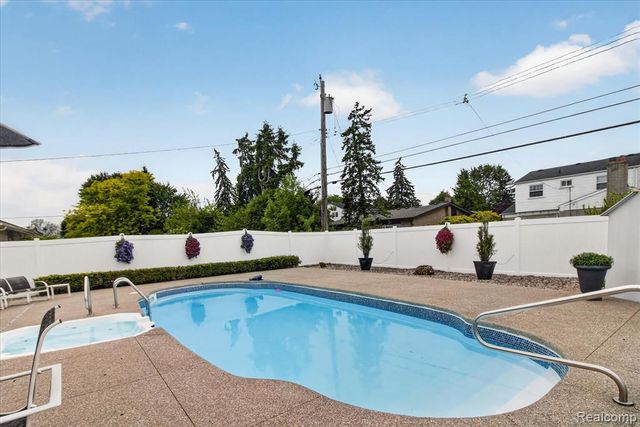 4834 Hillcrest Road, Trenton, MI 48183