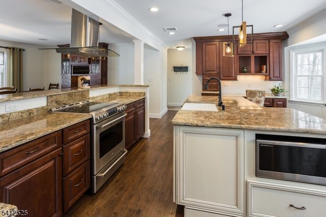 5 Parkwood Rd, Roxbury Twp., NJ 07876