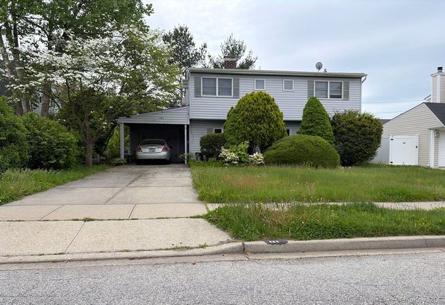 121 Farmedge Road, Levittown, NY 11756