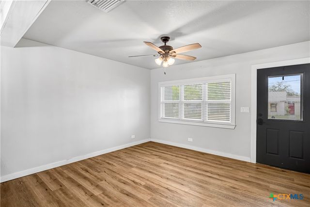 504 N Arnim, Moulton, TX 77975