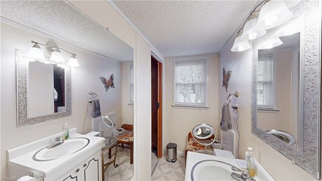 4211 VILLAGE Drive, Trinity, NC 27370