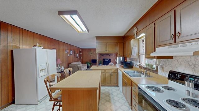 4211 VILLAGE Drive, Trinity, NC 27370