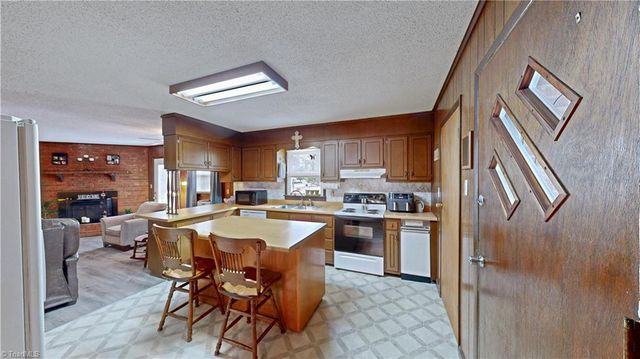 4211 VILLAGE Drive, Trinity, NC 27370