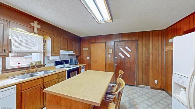 4211 VILLAGE Drive, Trinity, NC 27370