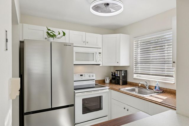 125 Oakridge J 125, Deerfield Beach, FL 33442