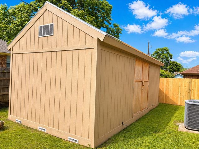 848 W Lynn Creek Drive, Arlington, TX 76001