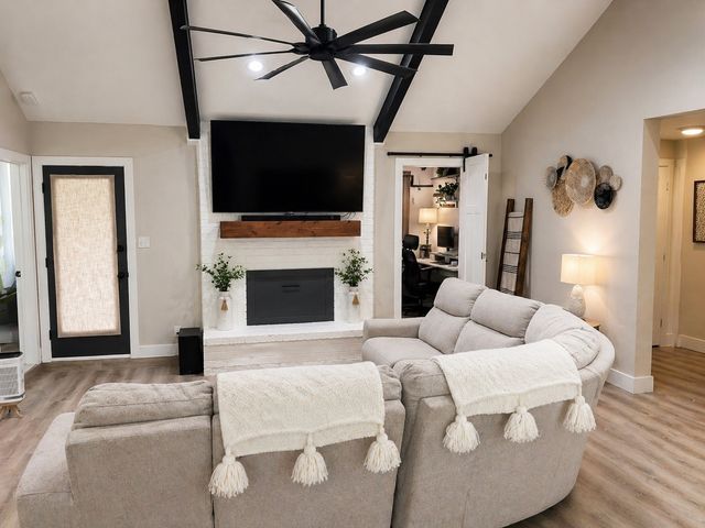 848 W Lynn Creek Drive, Arlington, TX 76001