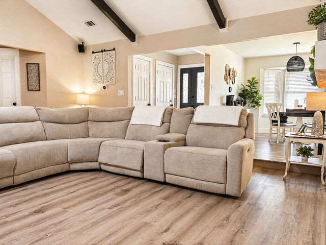 848 W Lynn Creek Drive, Arlington, TX 76001