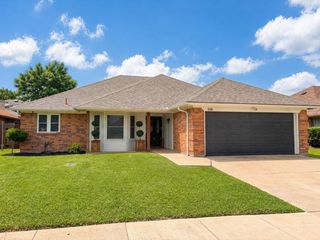 848 W Lynn Creek Drive, Arlington, TX 76001