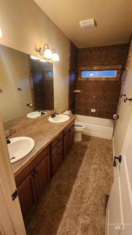 1861 Canyon Park Ct, Twin Falls, ID 83301