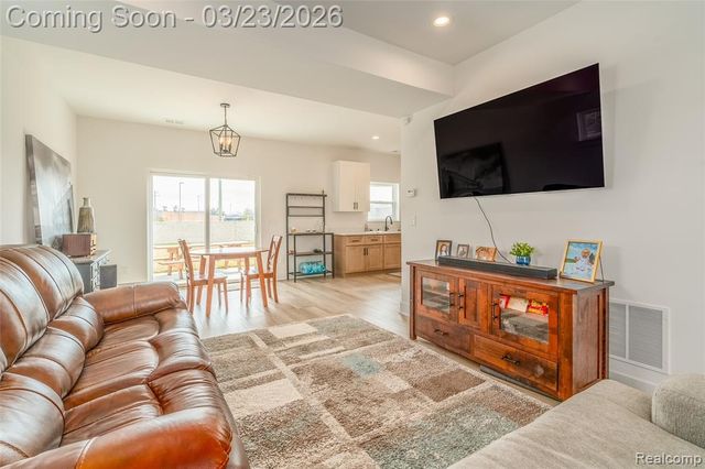 25800 Groveland, Roseville, MI 48066