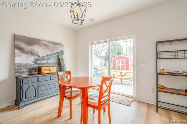 25800 Groveland, Roseville, MI 48066