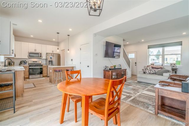 25800 Groveland, Roseville, MI 48066