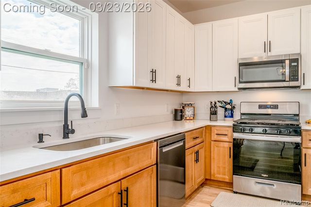 25800 Groveland, Roseville, MI 48066