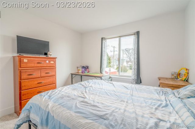 25800 Groveland, Roseville, MI 48066