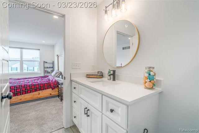 25800 Groveland, Roseville, MI 48066