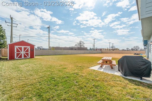 25800 Groveland, Roseville, MI 48066