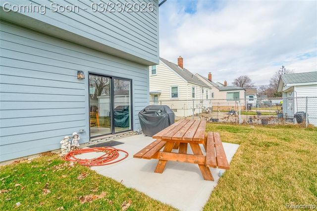 25800 Groveland, Roseville, MI 48066