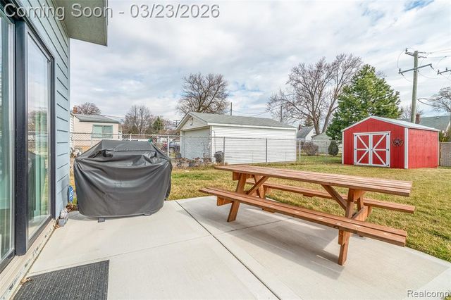 25800 Groveland, Roseville, MI 48066