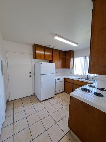 950 W Mckinley Avenue, Fresno, CA 93728