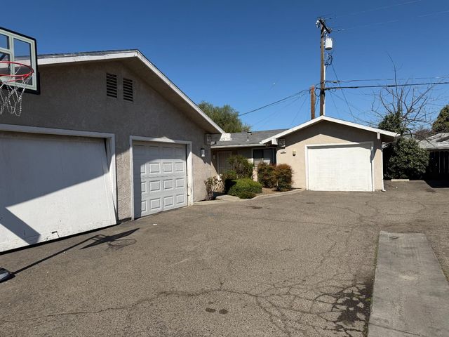 950 W Mckinley Avenue, Fresno, CA 93728