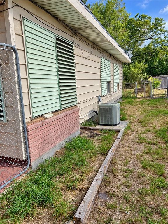 3934 Lamont St, Corpus Christi, TX 78415 — photo 2