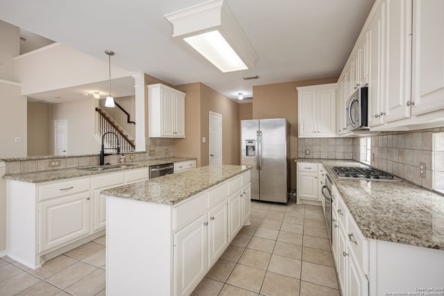 21503 Promontory Cir, San Antonio, TX 78258