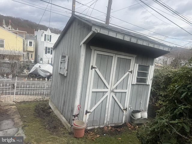 1233 W WALNUT ST, Ashland, PA 17921