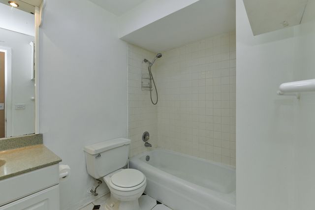1762 W Highland Avenue 204, Chicago, IL 60660