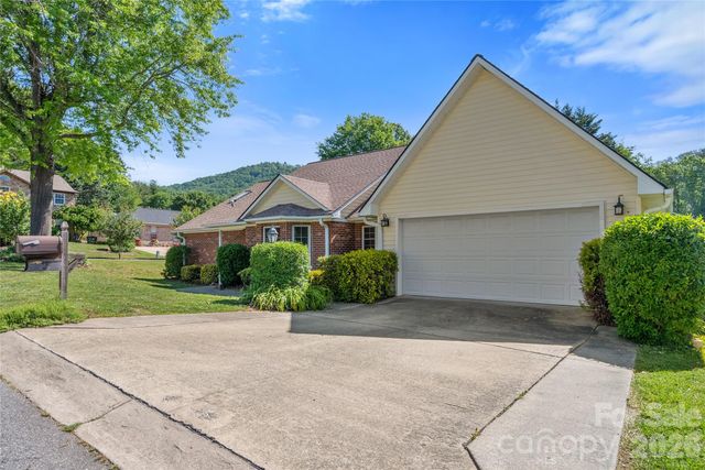 2 Gatehouse Court, Asheville, NC 28803
